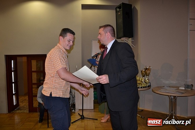 Zdjęcie w galerii na portalu naszraciborz.pl: W Tworkowie wręczono nagrody dla wyróżniających się uczniów w gminie Krzyżanowice wiadomości z regionu