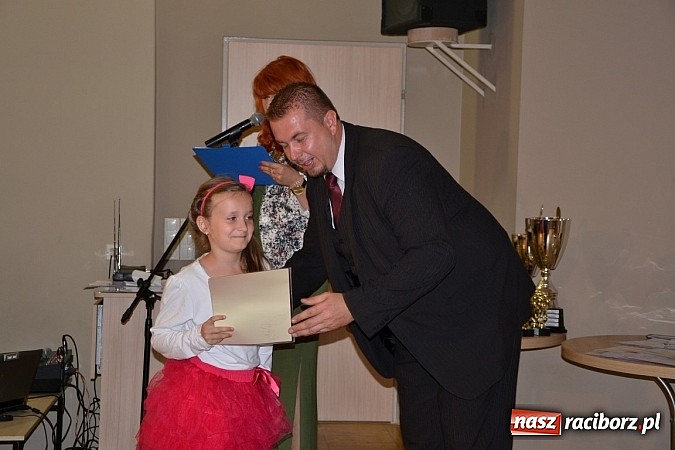 Zdjęcie w galerii na portalu naszraciborz.pl: W Tworkowie wręczono nagrody dla wyróżniających się uczniów w gminie Krzyżanowice wiadomości z regionu