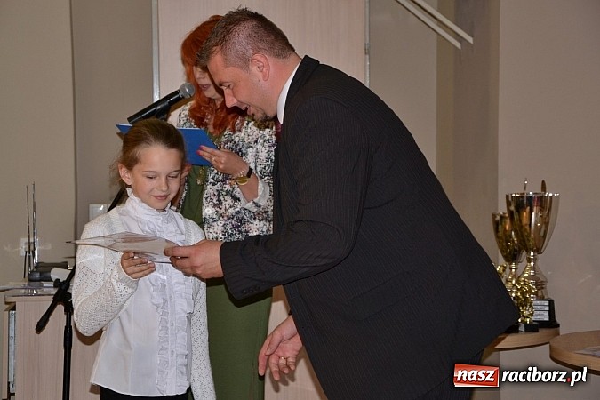 Zdjęcie w galerii na portalu naszraciborz.pl: W Tworkowie wręczono nagrody dla wyróżniających się uczniów w gminie Krzyżanowice wiadomości z regionu