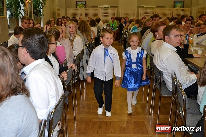 Zdjęcie w galerii na portalu naszraciborz.pl: W Tworkowie wręczono nagrody dla wyróżniających się uczniów w gminie Krzyżanowice wiadomości z regionu