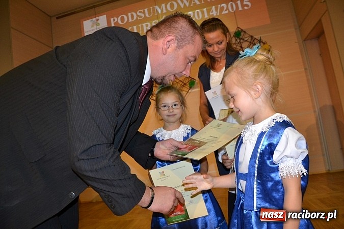 Zdjęcie w galerii na portalu naszraciborz.pl: W Tworkowie wręczono nagrody dla wyróżniających się uczniów w gminie Krzyżanowice wiadomości z regionu