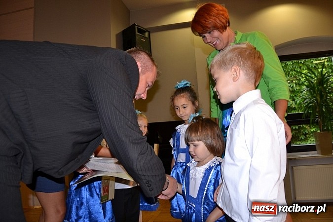 Zdjęcie w galerii na portalu naszraciborz.pl: W Tworkowie wręczono nagrody dla wyróżniających się uczniów w gminie Krzyżanowice wiadomości z regionu