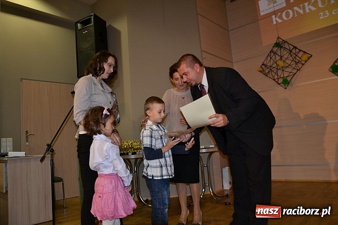 Zdjęcie w galerii na portalu naszraciborz.pl: W Tworkowie wręczono nagrody dla wyróżniających się uczniów w gminie Krzyżanowice wiadomości z regionu