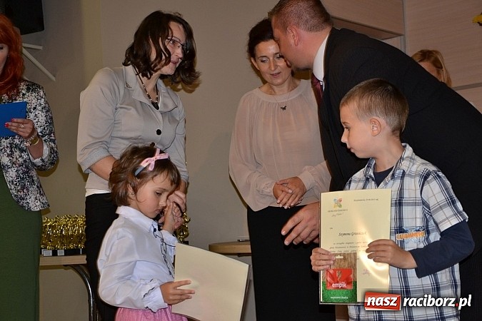 Zdjęcie w galerii na portalu naszraciborz.pl: W Tworkowie wręczono nagrody dla wyróżniających się uczniów w gminie Krzyżanowice wiadomości z regionu