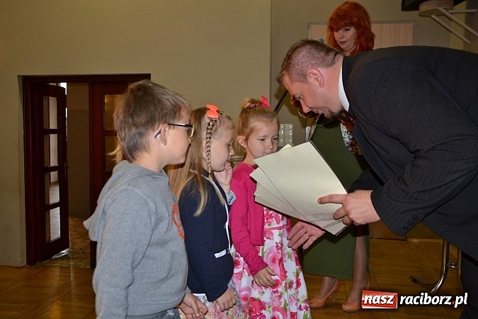Zdjęcie w galerii na portalu naszraciborz.pl: W Tworkowie wręczono nagrody dla wyróżniających się uczniów w gminie Krzyżanowice wiadomości z regionu