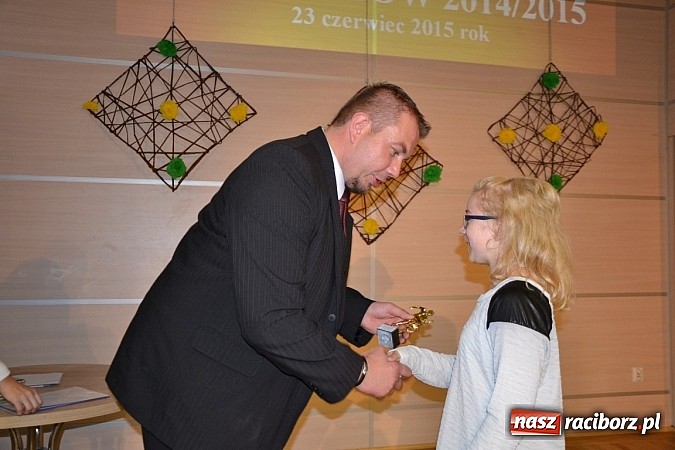Zdjęcie w galerii na portalu naszraciborz.pl: W Tworkowie wręczono nagrody dla wyróżniających się uczniów w gminie Krzyżanowice wiadomości z regionu