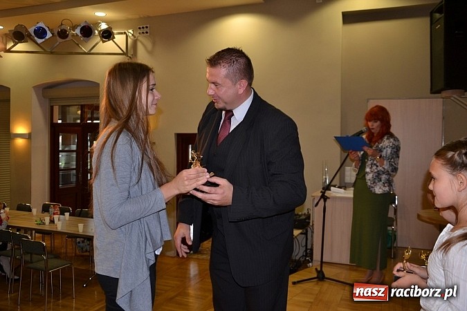 Zdjęcie w galerii na portalu naszraciborz.pl: W Tworkowie wręczono nagrody dla wyróżniających się uczniów w gminie Krzyżanowice wiadomości z regionu