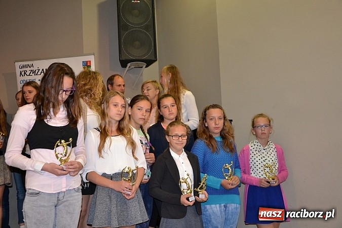 Zdjęcie w galerii na portalu naszraciborz.pl: W Tworkowie wręczono nagrody dla wyróżniających się uczniów w gminie Krzyżanowice wiadomości z regionu