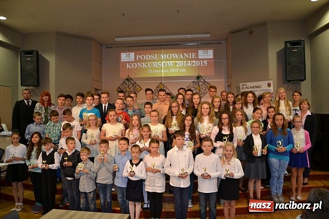 Zdjęcie w galerii na portalu naszraciborz.pl: W Tworkowie wręczono nagrody dla wyróżniających się uczniów w gminie Krzyżanowice wiadomości z regionu