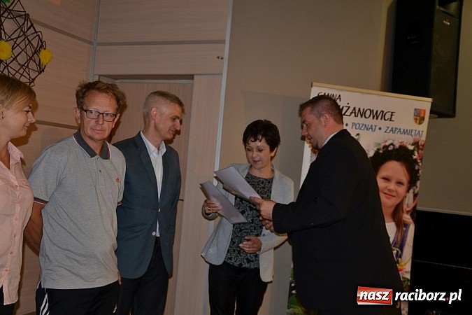 Zdjęcie w galerii na portalu naszraciborz.pl: W Tworkowie wręczono nagrody dla wyróżniających się uczniów w gminie Krzyżanowice wiadomości z regionu