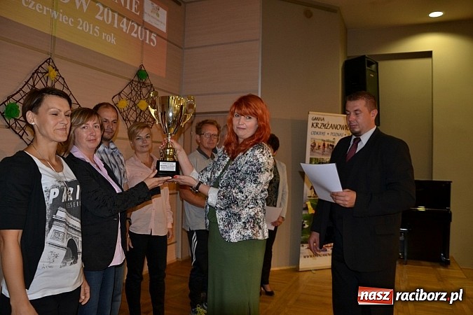 Zdjęcie w galerii na portalu naszraciborz.pl: W Tworkowie wręczono nagrody dla wyróżniających się uczniów w gminie Krzyżanowice wiadomości z regionu