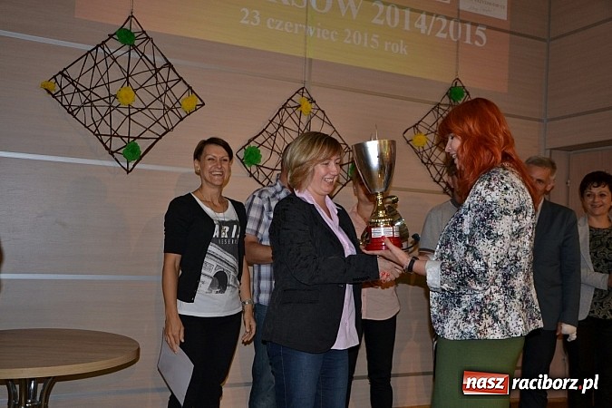 Zdjęcie w galerii na portalu naszraciborz.pl: W Tworkowie wręczono nagrody dla wyróżniających się uczniów w gminie Krzyżanowice wiadomości z regionu