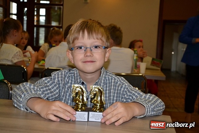 Zdjęcie w galerii na portalu naszraciborz.pl: W Tworkowie wręczono nagrody dla wyróżniających się uczniów w gminie Krzyżanowice wiadomości z regionu