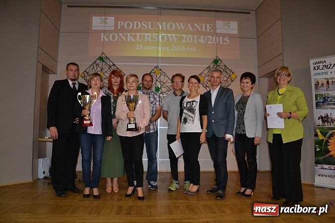 Zdjęcie w galerii na portalu naszraciborz.pl: W Tworkowie wręczono nagrody dla wyróżniających się uczniów w gminie Krzyżanowice wiadomości z regionu