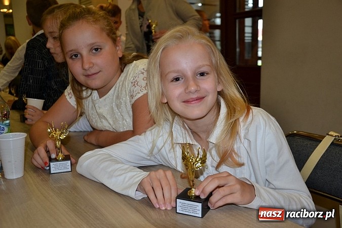 Zdjęcie w galerii na portalu naszraciborz.pl: W Tworkowie wręczono nagrody dla wyróżniających się uczniów w gminie Krzyżanowice wiadomości z regionu