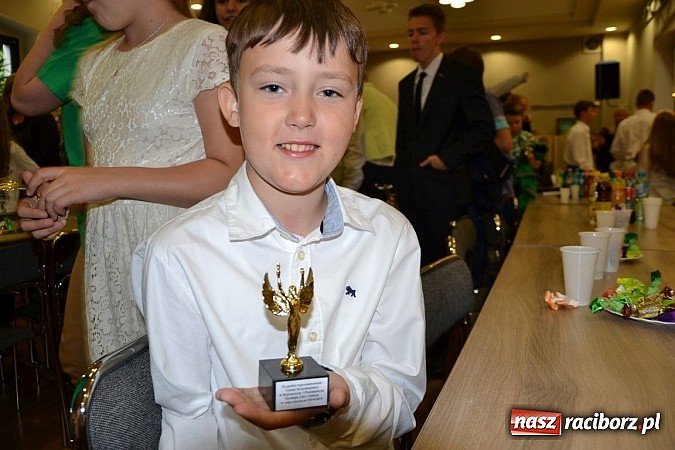 Zdjęcie w galerii na portalu naszraciborz.pl: W Tworkowie wręczono nagrody dla wyróżniających się uczniów w gminie Krzyżanowice wiadomości z regionu