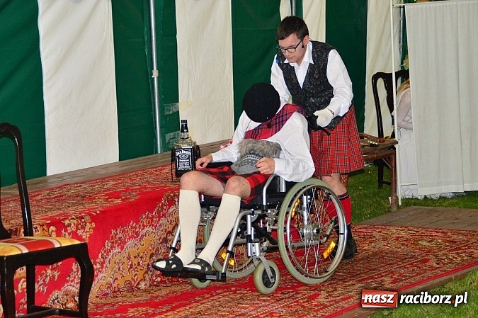 Zdjęcie w galerii na portalu naszraciborz.pl: Faceci w kiltach, czyli Szkocka Intryga w wojnowickim pałacu wiadomości z regionu