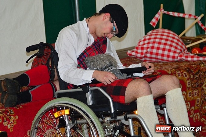 Zdjęcie w galerii na portalu naszraciborz.pl: Faceci w kiltach, czyli Szkocka Intryga w wojnowickim pałacu wiadomości z regionu