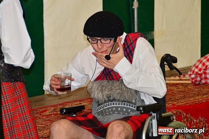 Zdjęcie w galerii na portalu naszraciborz.pl: Faceci w kiltach, czyli Szkocka Intryga w wojnowickim pałacu wiadomości z regionu