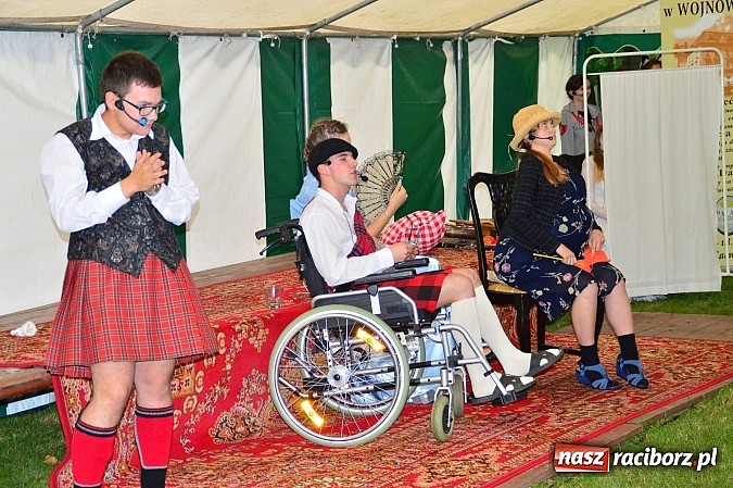 Zdjęcie w galerii na portalu naszraciborz.pl: Faceci w kiltach, czyli Szkocka Intryga w wojnowickim pałacu wiadomości z regionu