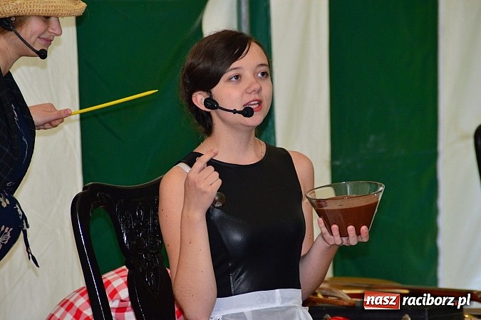 Zdjęcie w galerii na portalu naszraciborz.pl: Faceci w kiltach, czyli Szkocka Intryga w wojnowickim pałacu wiadomości z regionu