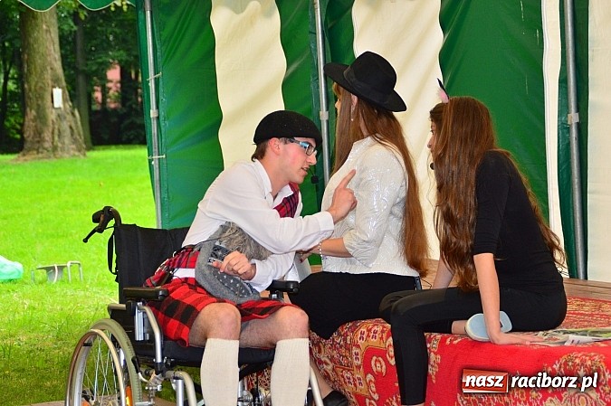 Zdjęcie w galerii na portalu naszraciborz.pl: Faceci w kiltach, czyli Szkocka Intryga w wojnowickim pałacu wiadomości z regionu