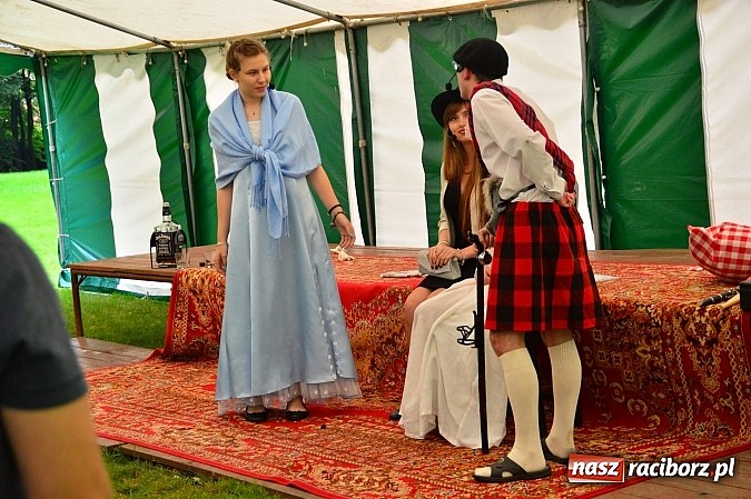 Zdjęcie w galerii na portalu naszraciborz.pl: Faceci w kiltach, czyli Szkocka Intryga w wojnowickim pałacu wiadomości z regionu