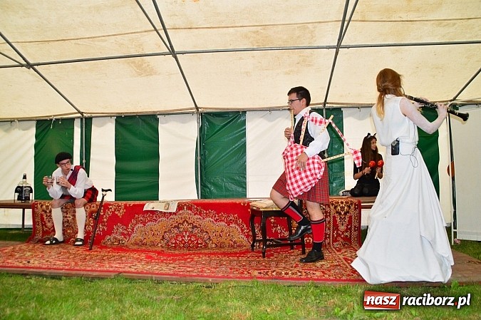 Zdjęcie w galerii na portalu naszraciborz.pl: Faceci w kiltach, czyli Szkocka Intryga w wojnowickim pałacu wiadomości z regionu