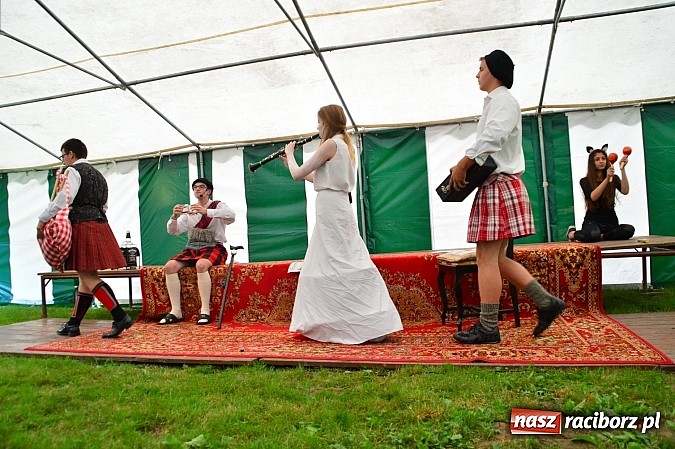 Zdjęcie w galerii na portalu naszraciborz.pl: Faceci w kiltach, czyli Szkocka Intryga w wojnowickim pałacu wiadomości z regionu