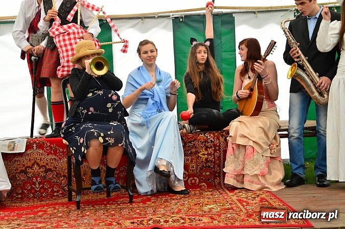 Zdjęcie w galerii na portalu naszraciborz.pl: Faceci w kiltach, czyli Szkocka Intryga w wojnowickim pałacu wiadomości z regionu