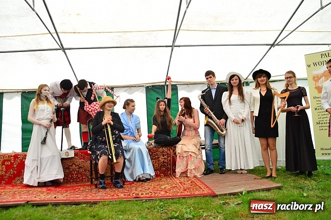 Zdjęcie w galerii na portalu naszraciborz.pl: Faceci w kiltach, czyli Szkocka Intryga w wojnowickim pałacu wiadomości z regionu