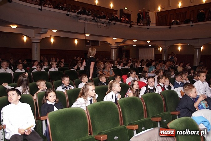 Zdjęcie w galerii na portalu naszraciborz.pl: Uczniowie Szkoły Podstawowej nr 1 uroczyście zakończyli rok szkolny wiadomości z regionu