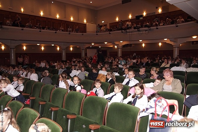 Zdjęcie w galerii na portalu naszraciborz.pl: Uczniowie Szkoły Podstawowej nr 1 uroczyście zakończyli rok szkolny wiadomości z regionu