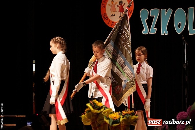 Zdjęcie w galerii na portalu naszraciborz.pl: Uczniowie Szkoły Podstawowej nr 1 uroczyście zakończyli rok szkolny wiadomości z regionu