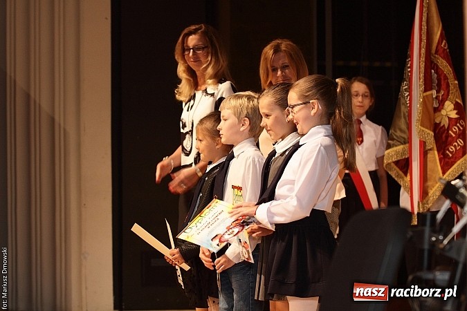 Zdjęcie w galerii na portalu naszraciborz.pl: Uczniowie Szkoły Podstawowej nr 1 uroczyście zakończyli rok szkolny wiadomości z regionu
