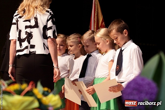 Zdjęcie w galerii na portalu naszraciborz.pl: Uczniowie Szkoły Podstawowej nr 1 uroczyście zakończyli rok szkolny wiadomości z regionu