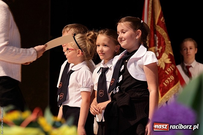 Zdjęcie w galerii na portalu naszraciborz.pl: Uczniowie Szkoły Podstawowej nr 1 uroczyście zakończyli rok szkolny wiadomości z regionu