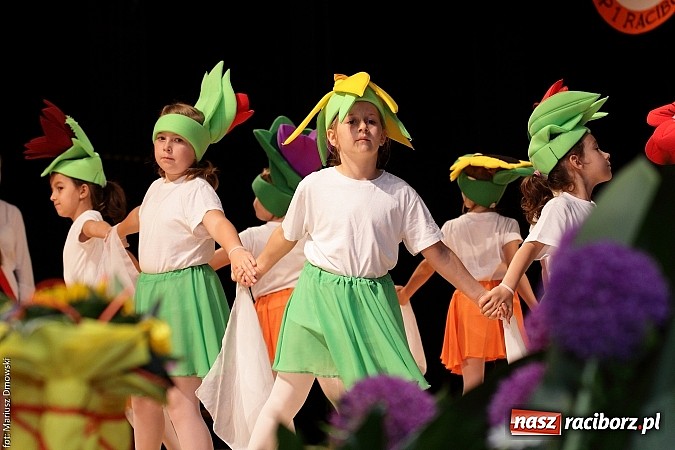 Zdjęcie w galerii na portalu naszraciborz.pl: Uczniowie Szkoły Podstawowej nr 1 uroczyście zakończyli rok szkolny wiadomości z regionu