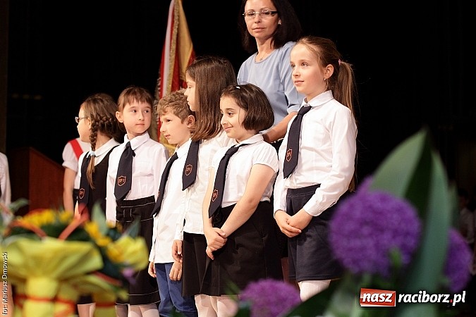 Zdjęcie w galerii na portalu naszraciborz.pl: Uczniowie Szkoły Podstawowej nr 1 uroczyście zakończyli rok szkolny wiadomości z regionu