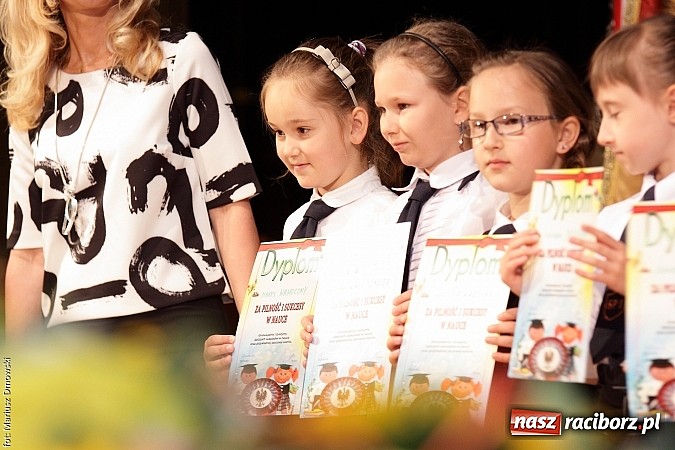 Zdjęcie w galerii na portalu naszraciborz.pl: Uczniowie Szkoły Podstawowej nr 1 uroczyście zakończyli rok szkolny wiadomości z regionu