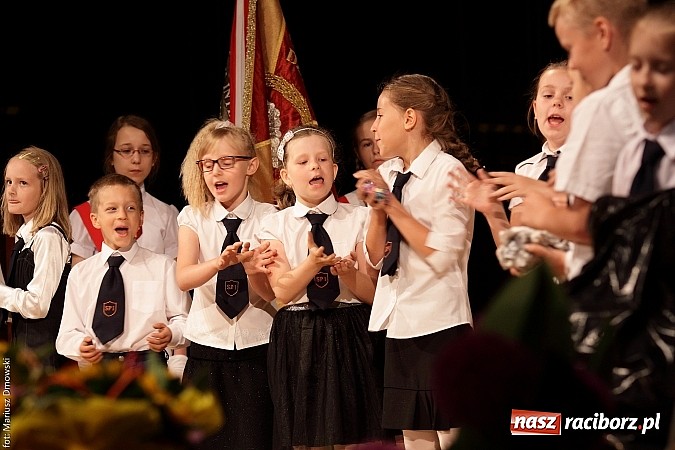 Zdjęcie w galerii na portalu naszraciborz.pl: Uczniowie Szkoły Podstawowej nr 1 uroczyście zakończyli rok szkolny wiadomości z regionu