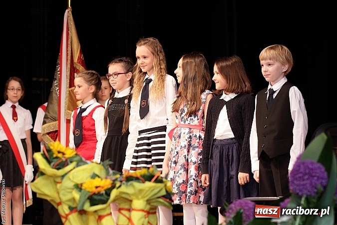 Zdjęcie w galerii na portalu naszraciborz.pl: Uczniowie Szkoły Podstawowej nr 1 uroczyście zakończyli rok szkolny wiadomości z regionu