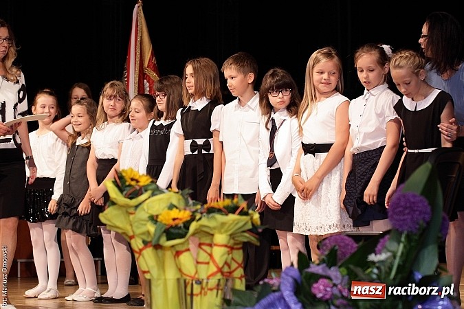 Zdjęcie w galerii na portalu naszraciborz.pl: Uczniowie Szkoły Podstawowej nr 1 uroczyście zakończyli rok szkolny wiadomości z regionu