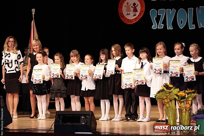 Zdjęcie w galerii na portalu naszraciborz.pl: Uczniowie Szkoły Podstawowej nr 1 uroczyście zakończyli rok szkolny wiadomości z regionu