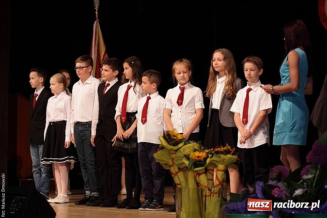 Zdjęcie w galerii na portalu naszraciborz.pl: Uczniowie Szkoły Podstawowej nr 1 uroczyście zakończyli rok szkolny wiadomości z regionu