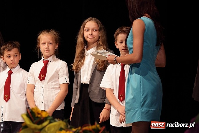Zdjęcie w galerii na portalu naszraciborz.pl: Uczniowie Szkoły Podstawowej nr 1 uroczyście zakończyli rok szkolny wiadomości z regionu