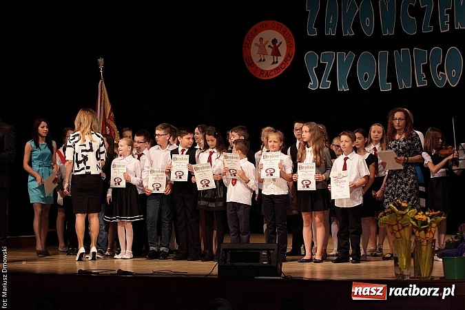 Zdjęcie w galerii na portalu naszraciborz.pl: Uczniowie Szkoły Podstawowej nr 1 uroczyście zakończyli rok szkolny wiadomości z regionu