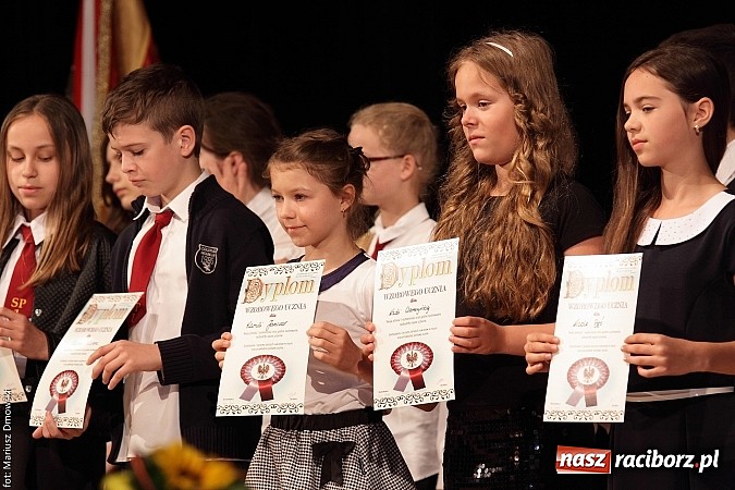 Zdjęcie w galerii na portalu naszraciborz.pl: Uczniowie Szkoły Podstawowej nr 1 uroczyście zakończyli rok szkolny wiadomości z regionu