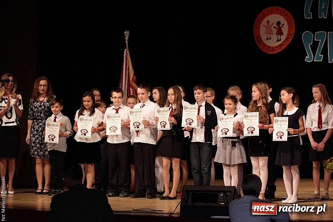 Zdjęcie w galerii na portalu naszraciborz.pl: Uczniowie Szkoły Podstawowej nr 1 uroczyście zakończyli rok szkolny wiadomości z regionu