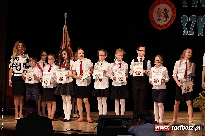 Zdjęcie w galerii na portalu naszraciborz.pl: Uczniowie Szkoły Podstawowej nr 1 uroczyście zakończyli rok szkolny wiadomości z regionu
